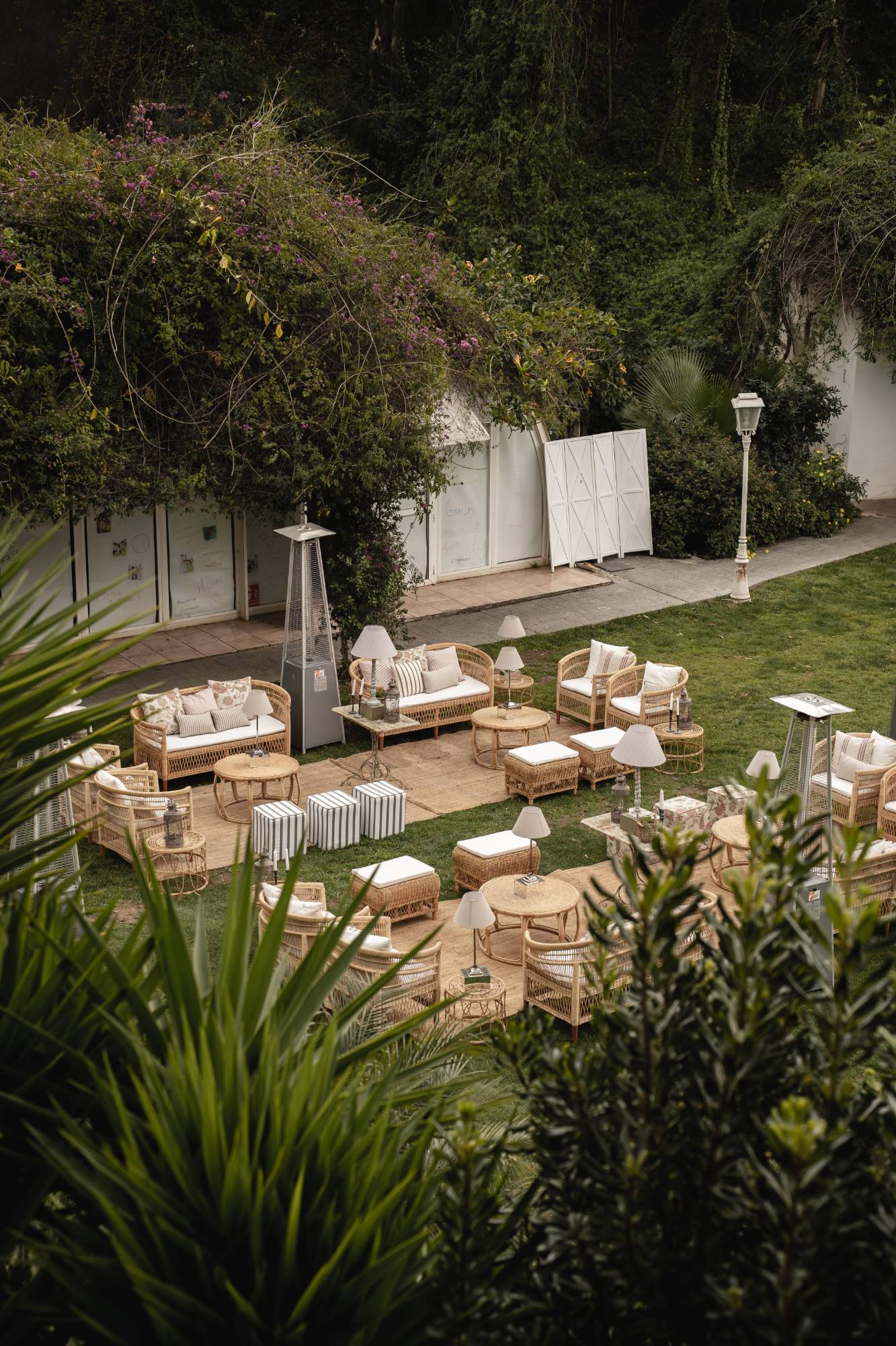 Ambiente lounge diseñado por Pink Road Eventos en una boda real