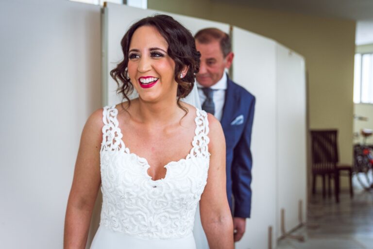 novia feliz el día de la boda
