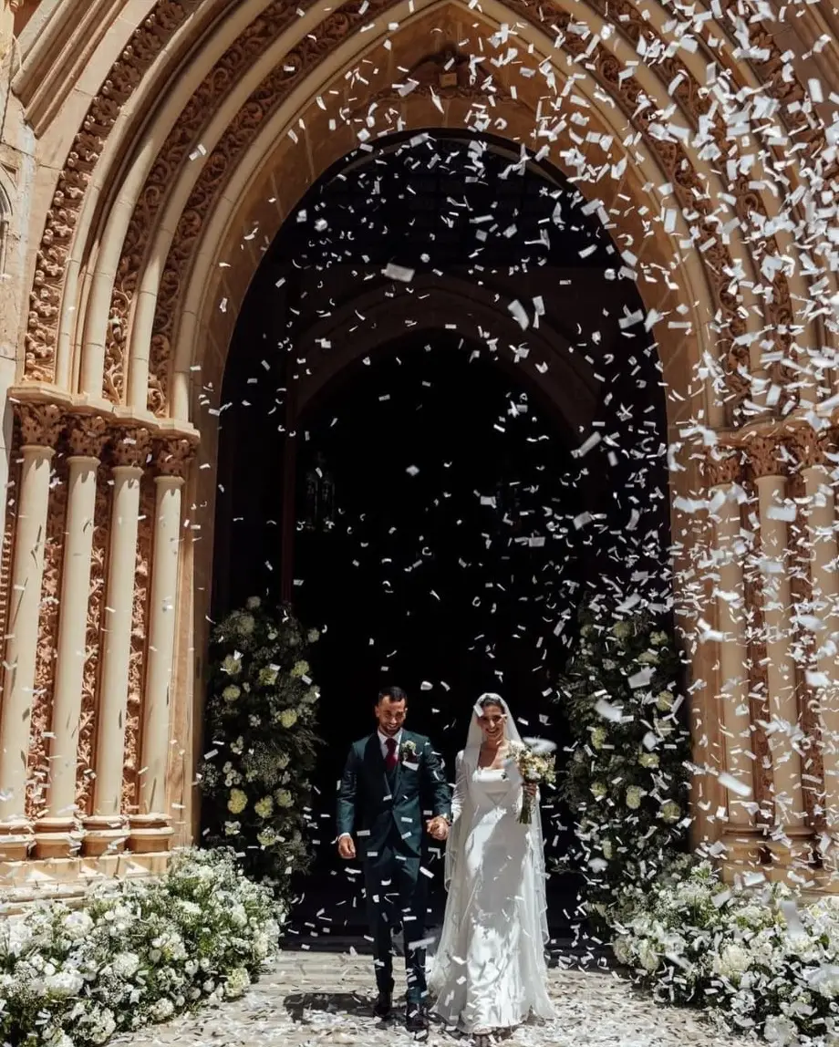 Salida novios Iglesia Sagrado Corazón, Málaga. Lanzamiento de confeti blanco