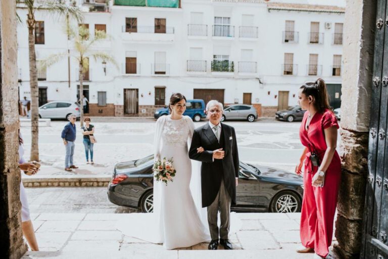 wedding planner en málaga controlando la entrada de la novia al altar
