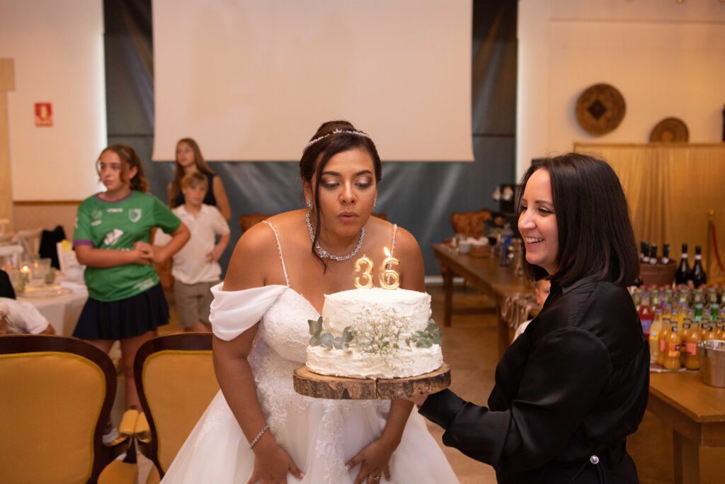 Wedding planner en Málaga dando a la novia una tarta de cumpleaños el día de la boda