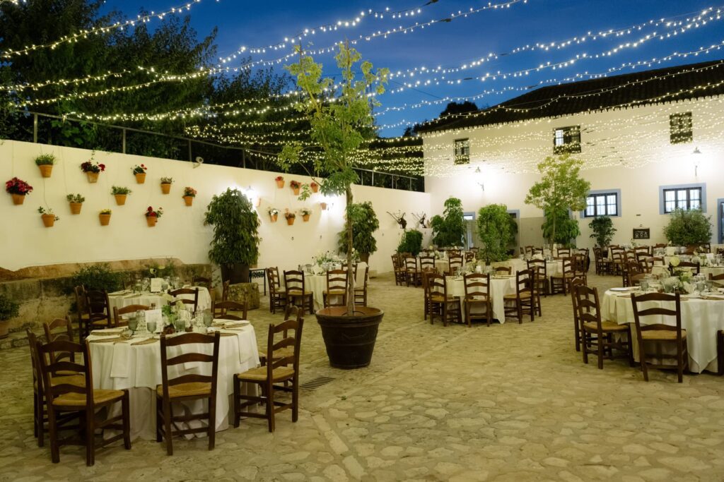Patio de la Hacienda Cortijo San Antonio decorado con luces para la cena