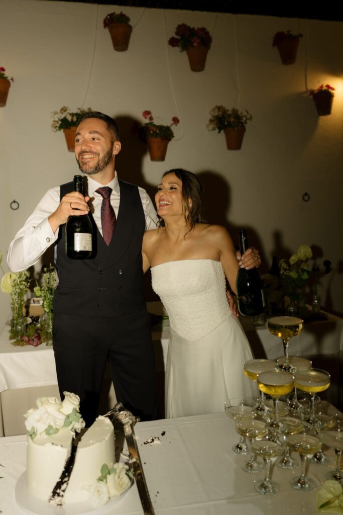 Novios brindando torre de champagne boda