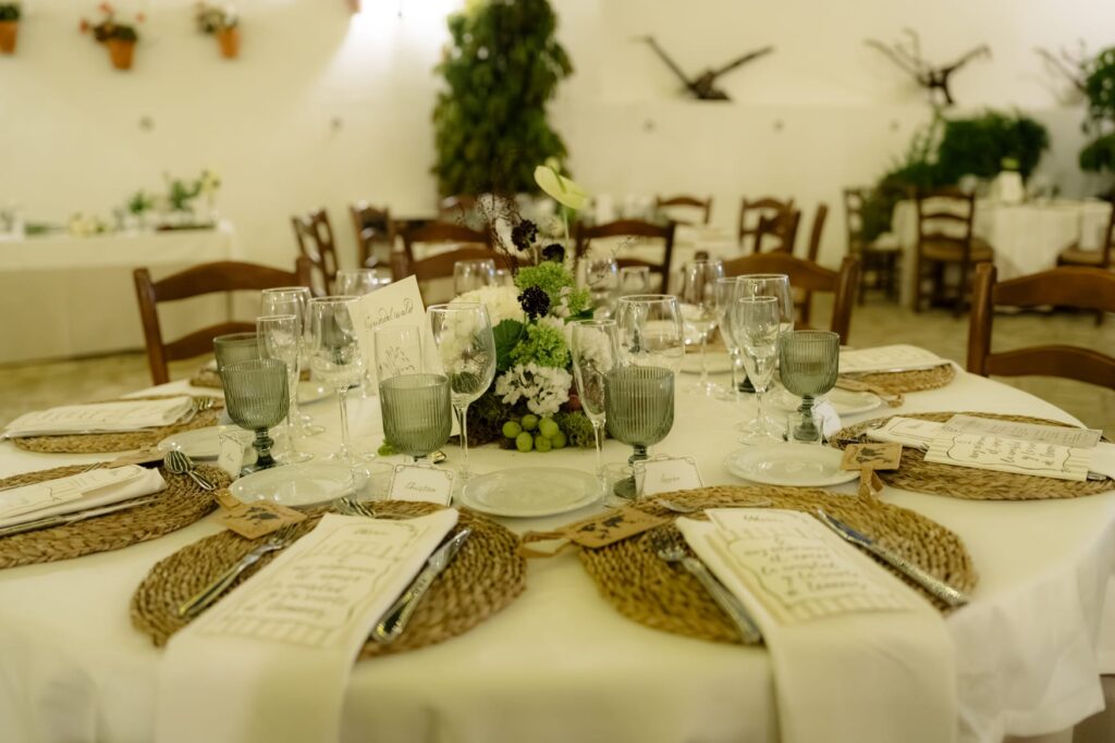 Decoración de mesa de boda en tonos verde y blanco estilo Pinterest