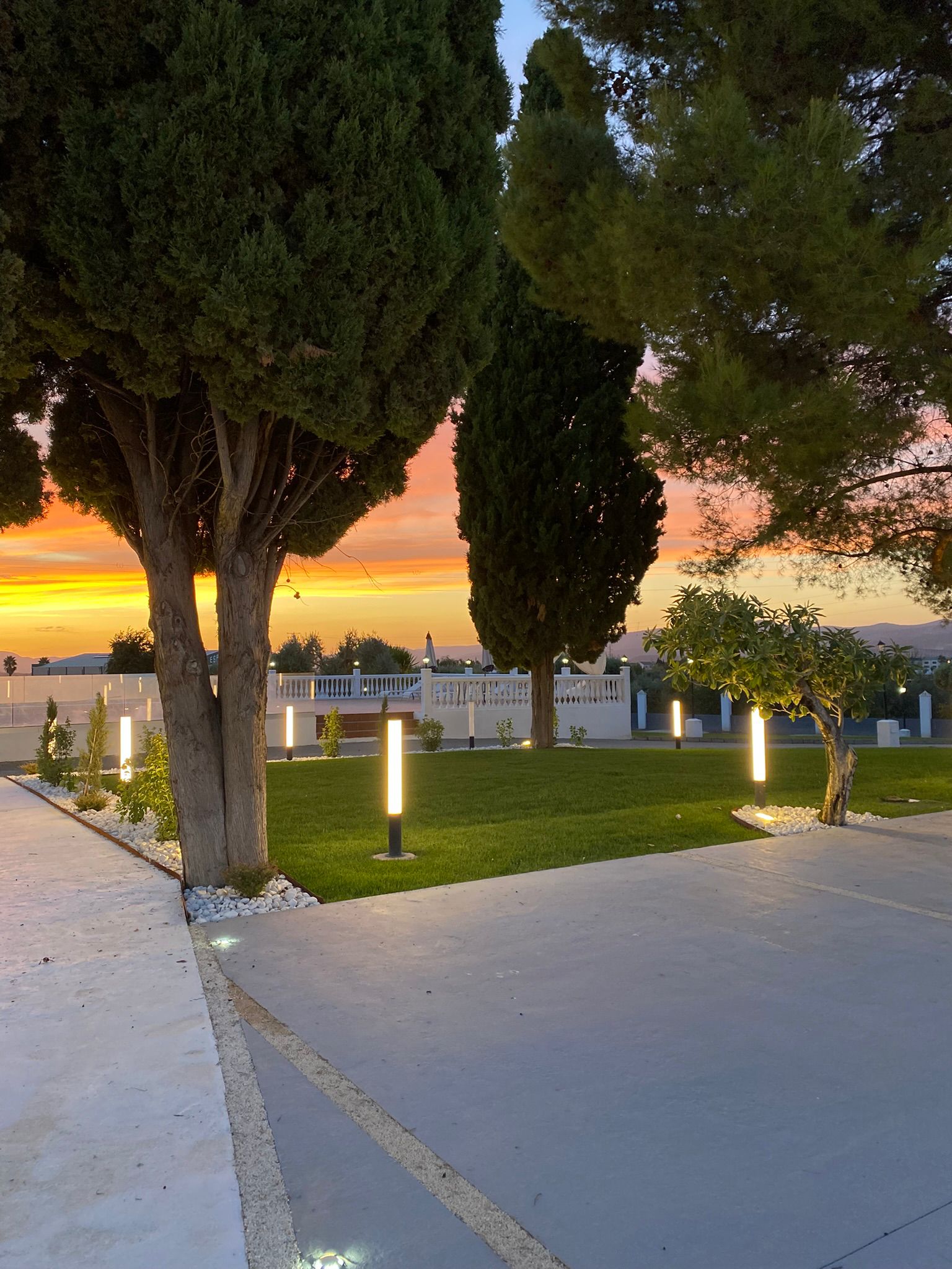 Jardines de Hacienda Entre Olivos al atardecer con iluminación